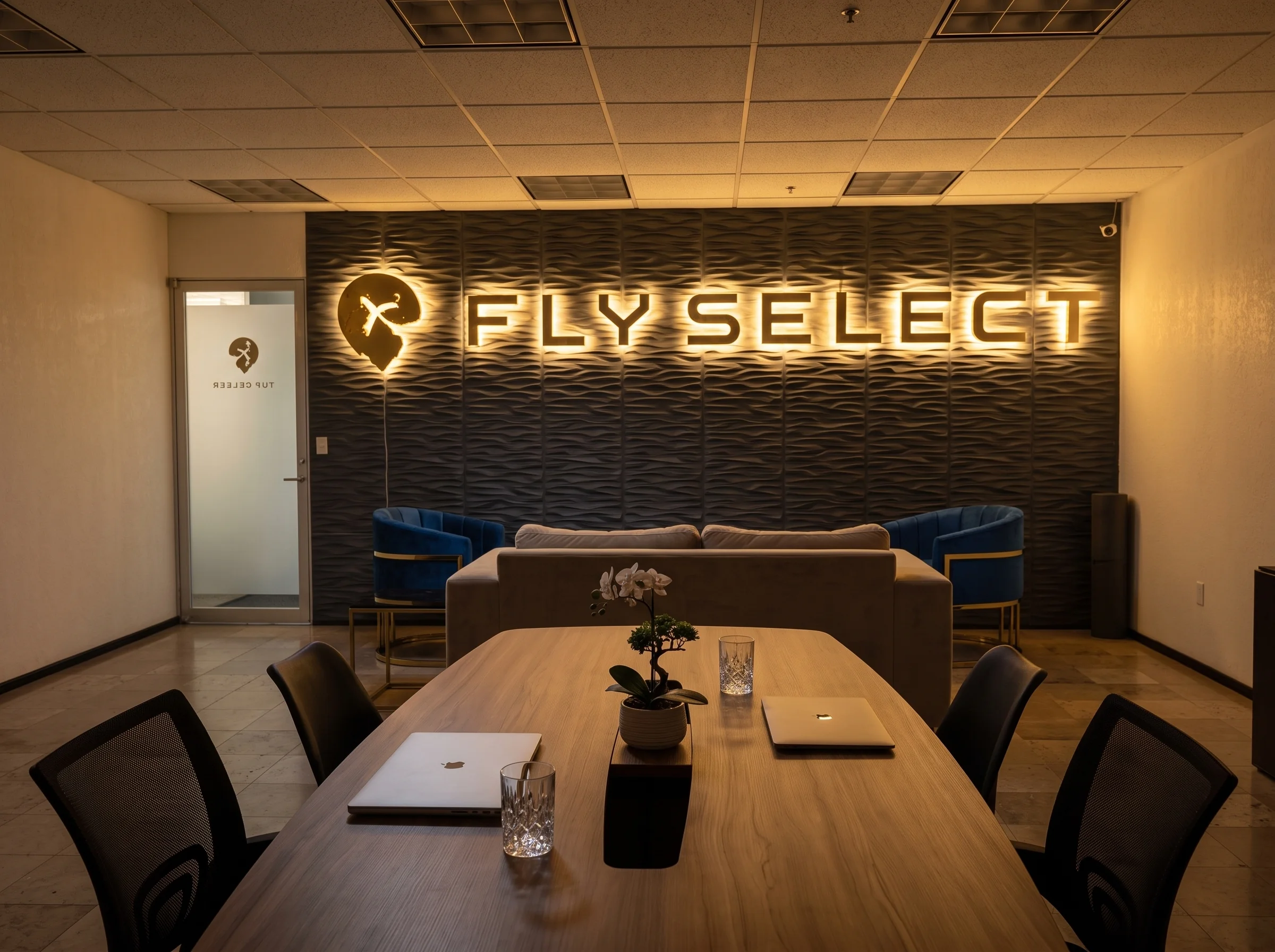 Sala de clientes de Fly Select con el logotipo iluminado, Aeropuerto Internacional de Toluca